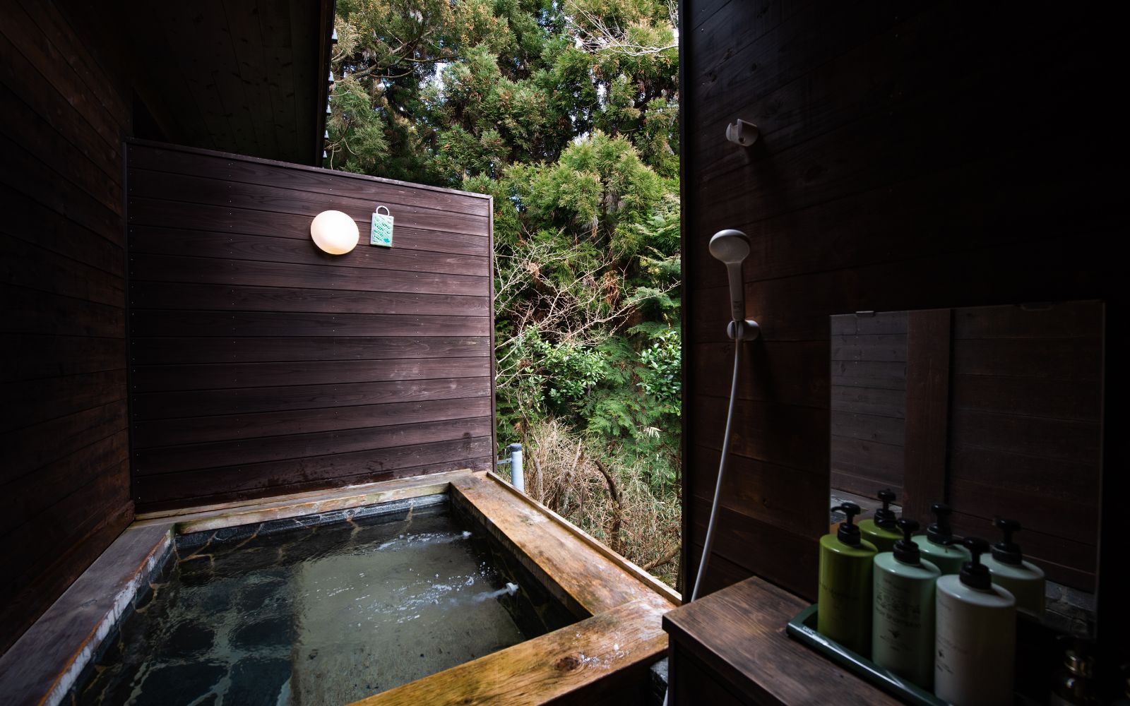 再生前の露天風呂