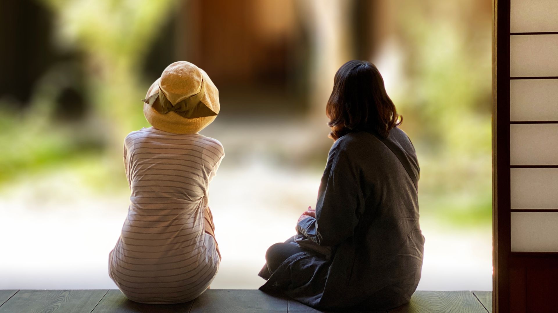 旅館でくつろぐ二人の後ろ姿