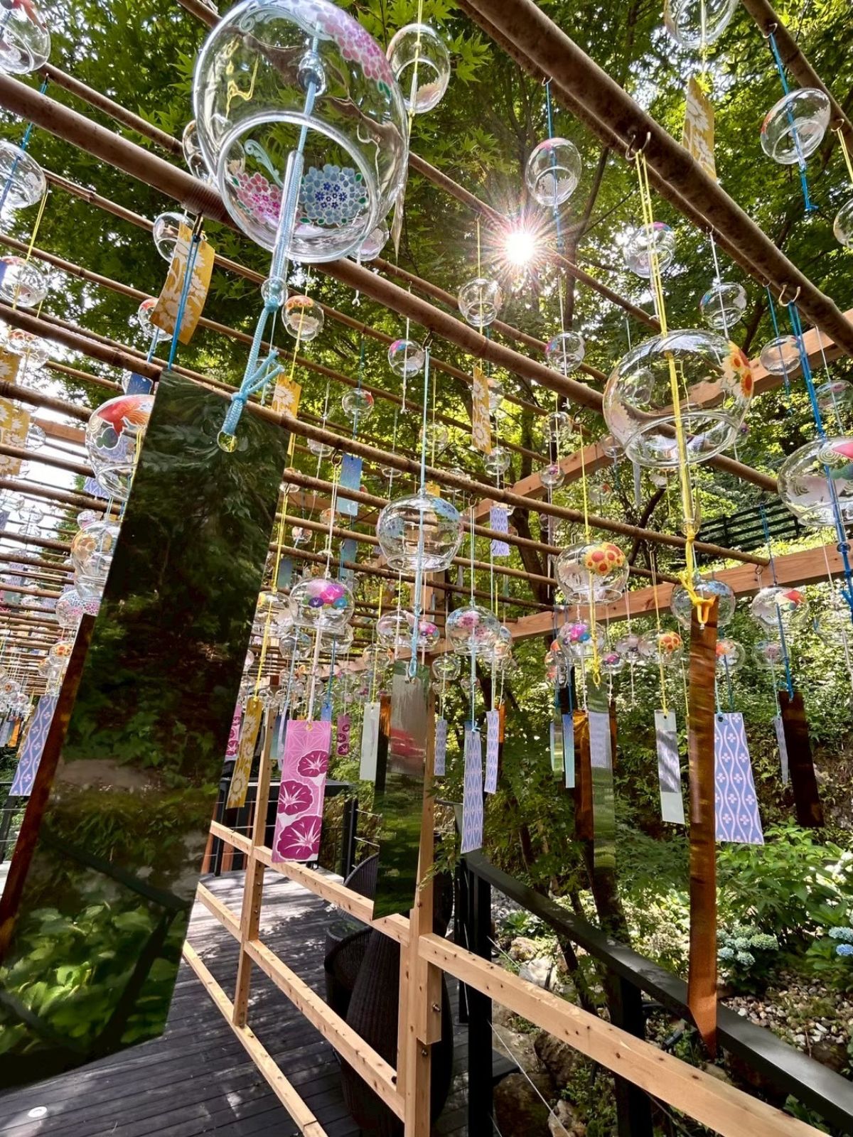 風鈴が並ぶテラス